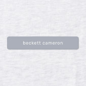 グレーの子供がアイロンを衣類に付ける ラベル (デザイン1)