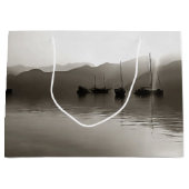 グレーの帆船の中のガレット絵画・エテリア ラージペーパーバッグ (正面)