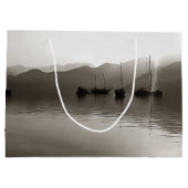 グレーの帆船の中のガレット絵画・エテリア ラージペーパーバッグ (裏面)