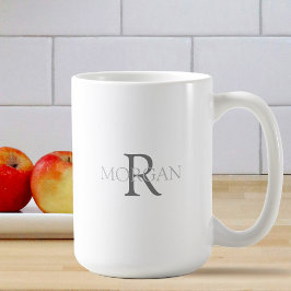 グレーの文字でモノグラムと名前 シンプルなデザイン コーヒーマグカップ