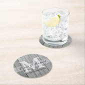 グレーの木の新郎新婦の結婚モノグラム ラウンドペーパーコースター (インサイチュ)