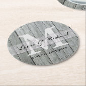 グレーの木の新郎新婦の結婚モノグラム ラウンドペーパーコースター (アングル)
