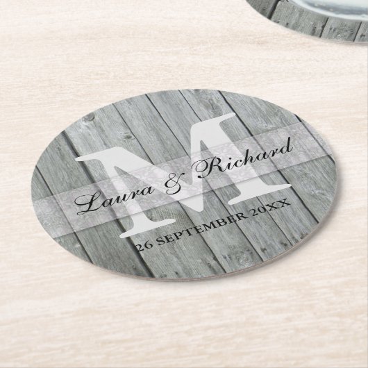 グレーの木の新郎新婦の結婚モノグラム ラウンドペーパーコースター