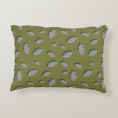 グレーの紅葉パターンが緑の背景に表示される アクセントクッション (裏面)