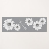 グレーの美しい白のデイジーとあなたの名前 ヨガマット (正面(横))