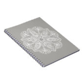 グレーの背景にエキゾチックな白の曼荼羅 ノートブック (右側)
