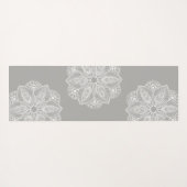 グレーの背景にエキゾチックな白の曼荼羅 ヨガマット (裏面(横))