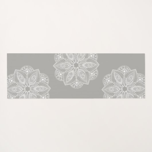 グレーの背景にエキゾチックな白の曼荼羅 ヨガマット (裏面(横))
