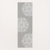 グレーの背景にエキゾチックな白の曼荼羅 ヨガマット (正面)