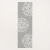 グレーの背景にエキゾチックな白の曼荼羅 ヨガマット (裏面)