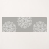 グレーの背景にエキゾチックな白の曼荼羅 ヨガマット (正面(横))
