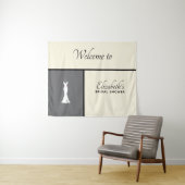 グレーの背景にエレガントな白のドレス - おしゃれなブライズシャワー タペストリー (インサイチュ(横))