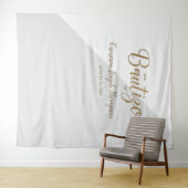 グレーの背景にゴールドの輝きを添えた、赤ちゃんの洗礼用オーダーメイドバウティスモバックドロップ タペストリー (インサイチュ(横))