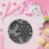 グレーの背景にブラックダマスクのパターン ペーパープレート (パーティー)