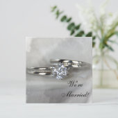 グレーの背景に結婚指輪　結婚しました 案内状 (スタンド正面)