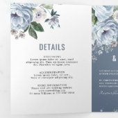 グレーの色合いのダスティーブルー ウィンター ラスティック ウェディング トリ 三つ折り案内状 (内部最初)