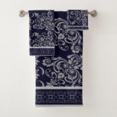 グレーの花柄のタオルがある海軍 バスタオルセット (インサイチュ)