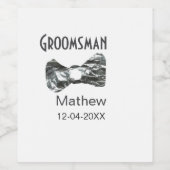 グレーの襟にボウタイのテキスト、 groomの名前、年を追加する、 groomの介添え人 ワインラベル (シングルラベル)