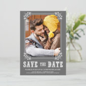 グレーの西部スタイルのスクリプトで「Save the Date」のお知らせ 招待状 (スタンド正面)