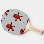 グレーの赤いスーツの宇宙飛行士 卓球ラケット (横)