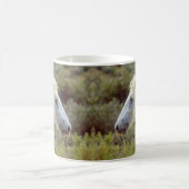 グレーの野生の馬、岩の春、ワイオミンコーヒーマグ コーヒーマグカップ (中央)