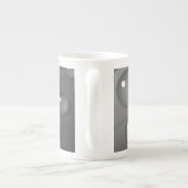 グレーの雨滴の背景 ボーンチャイナマグカップ (裏面)