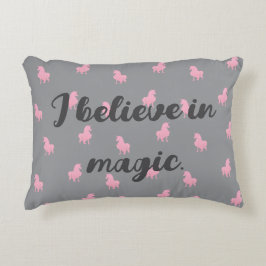 グレーの非表示ピンクのユニコーン アクセントクッション