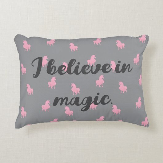 グレーの非表示ピンクのユニコーン アクセントクッション (正面)