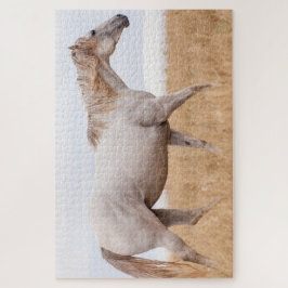 グレーの馬の歩くを通るフィールド ジグソーパズル