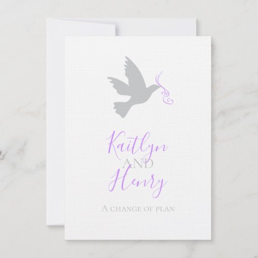 グレーの鳩の紫のリボンの結婚計画の変更 招待状 (正面)