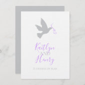 グレーの鳩の紫のリボンの結婚計画の変更 招待状 (正面/裏面)