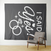 グレーの「イエスと言った」エンゲージメントパーティー タペストリー (インサイチュ(横))