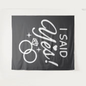 グレーの「イエスと言った」エンゲージメントパーティー タペストリー (正面(横))