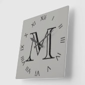 グレーのWccn上のモノグラム黒ローマ数字 スクエア壁時計 (傾斜)