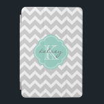 グレーアンドアクアシェブロンカスタムモノグラム iPad MINIカバー<br><div class="desc">可愛いトレンディーシックなiPadケース名門私立校風のは、モノグラムの名前とイニシャルがパーソナライズされた付いたジグザグのシェブロンのパターガーリーンをクアトレフォイルのフレームに。クリックカスタマイズ文字フォントや色を変えて自分のデザインを作ることユニークだ。</div>
