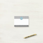 グレーアンドパステルブルーシェブロンカスタムズとモノグラム ポストイット (デスク上)