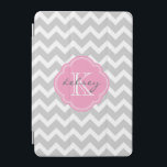 グレーアンドピンクシェブロンカスタムモノグラム iPad MINIカバー<br><div class="desc">可愛いトレンディーシックなiPadケース名門私立校風のは、モノグラムの名前とイニシャルがパーソナライズされた付いたジグザグのシェブロンのパターガーリーンをクアトレフォイルのフレームに。クリックカスタマイズ文字フォントや色を変えて自分のデザインを作ることユニークだ。</div>