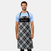 グレーアンドブラックウォッチプレイドホリデパーソナライズされたー エプロン (着用した状態)