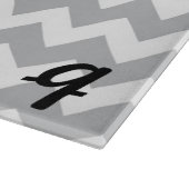 グレーアンドホワイトシェブロンストライプモノグラム カッティングボード (角)