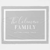 グレーアンドホワイトファームハモダンウスファミリーモノグラム フリースブランケット (正面(横))