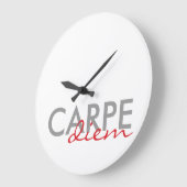 グレーアンドレッドカスタム引用文ラテン文字カーペディエム ラージ壁時計 (傾斜)