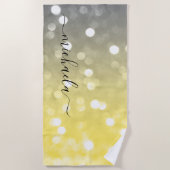 グレーイエロースパークリー《写真》ぼけ味名前をカスタムする ビーチタオル (正面)