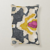 グレーイエローピンクトライバルイカット アクセントクッション (正面(垂直))