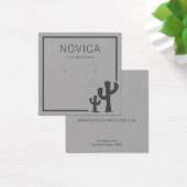 グレーイヤリングディスプレイカード上のシックな木炭サボテン (デスク)