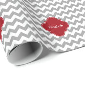 グレーウィットシェブロンベリーレッドクローバーモノグラム ラッピングペーパー (ロールコーナー)