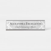 グレーウォーター色の幾何学的モダンカスタムな女性 デスクネームプレート (正面)