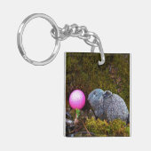 グレーウサギ/バニーとピンクゴルフボール キーホルダー (正面左)