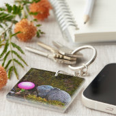 グレーウサギ/バニーとピンクゴルフボール キーホルダー (正面右)