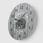 グレーウッドブラックベアーキャビンハウスファミリー名 ラージ壁時計 (傾斜)