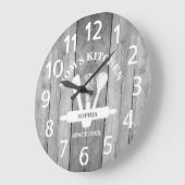 グレーウパーソナライズされたッドファームハウスマムズキッチン ラージ壁時計 (傾斜)